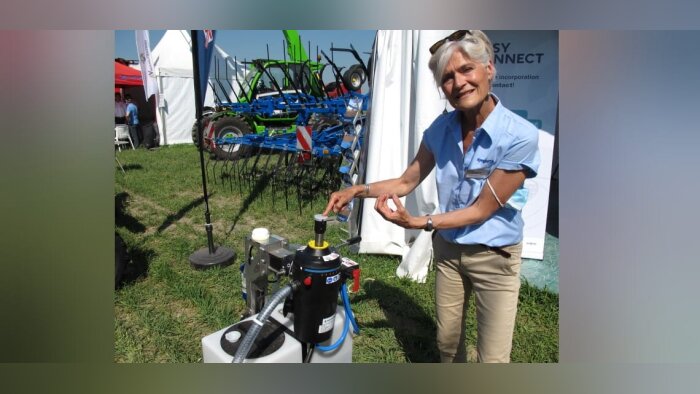 Isabelle Delpuech, responsable agriculture durable chez Syngenta, en pleine démonstration du système - © D.R.
