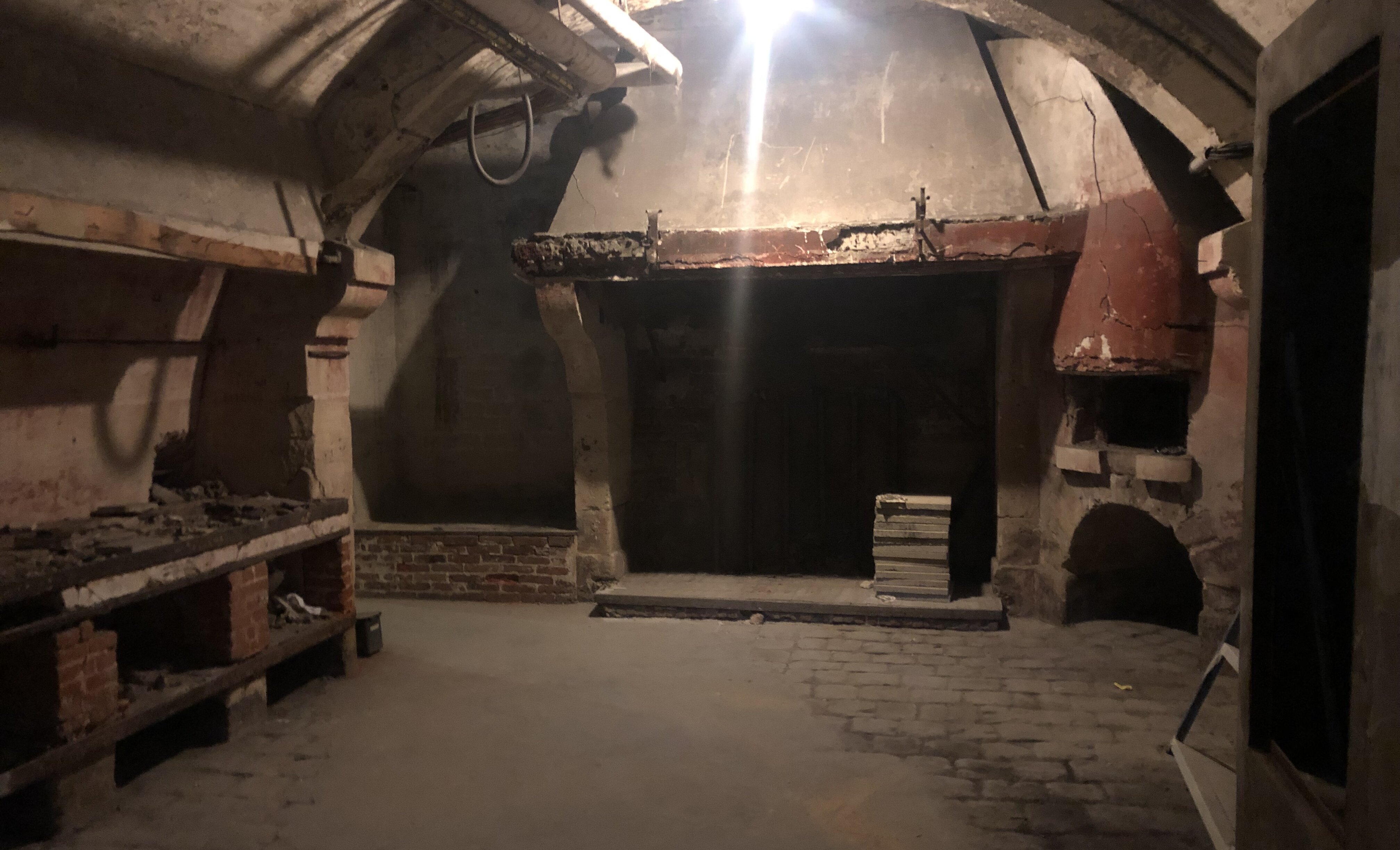 Une immense cheminée et ce qui devait être un plan de travail siègent sous les amphis ! - © Marine Dessaux