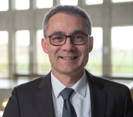 Robin Ajdari est directeur data, innovation expérimentation et transformation digitale à l’Essec. - © Essec