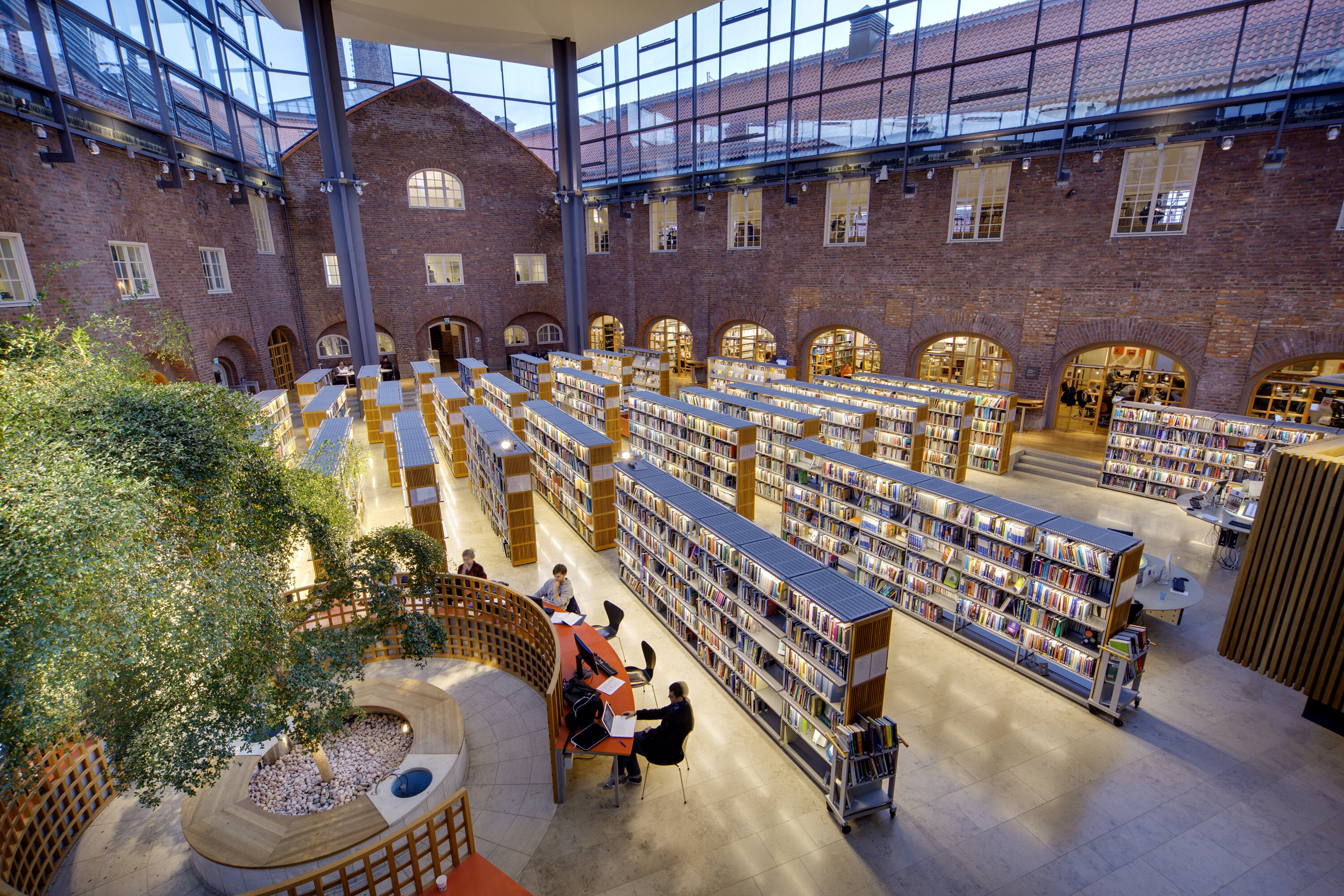 Dans la bibliothèque de la KTH comme partout sur le campus, la distanciation est de rigueur. © Jann Lipka - © Jann Lipka