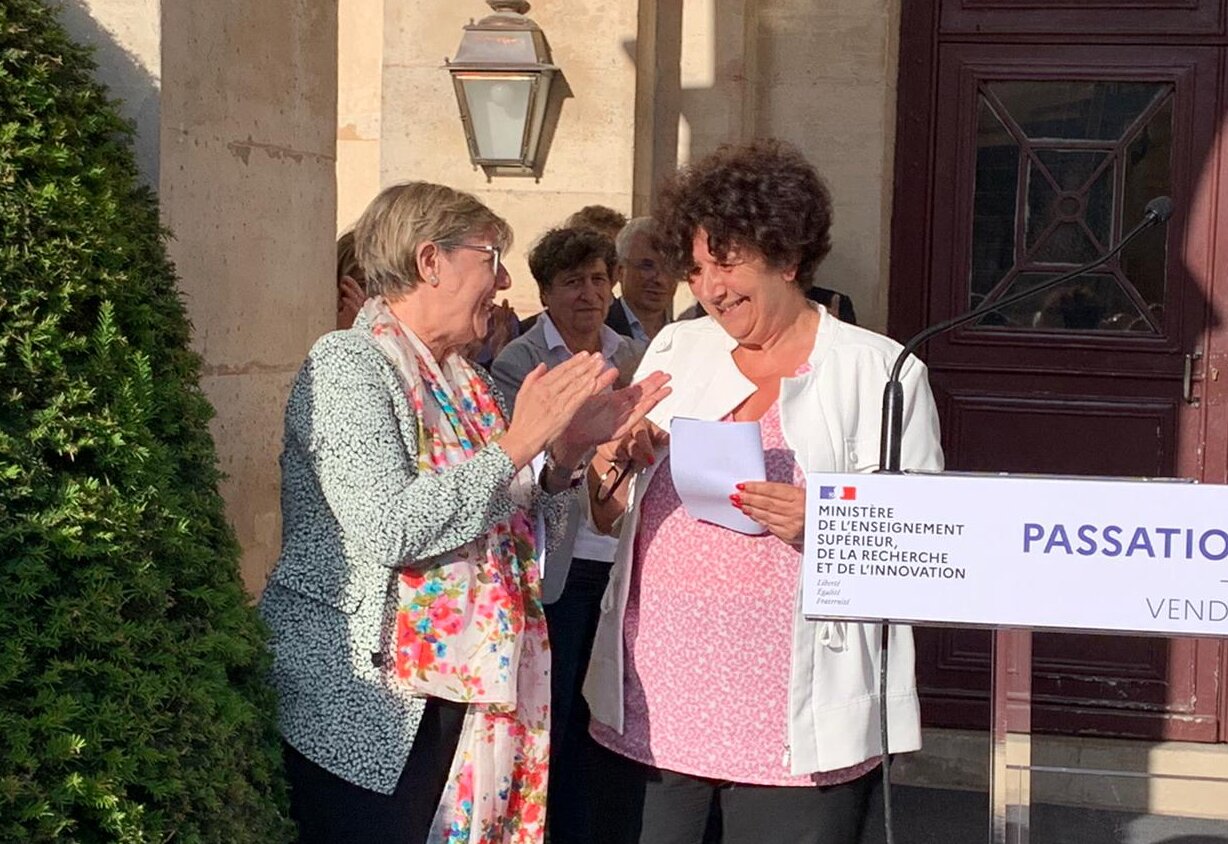 À 19h20, les deux femmes échangent avant de rejoindre les invités - © Enora ABRY