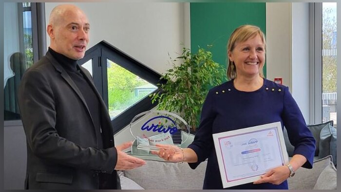 Evelyne Llauro-Barrès, DGA Richesses Humaines MAIF, reçoit le label WIWO - © D.R.