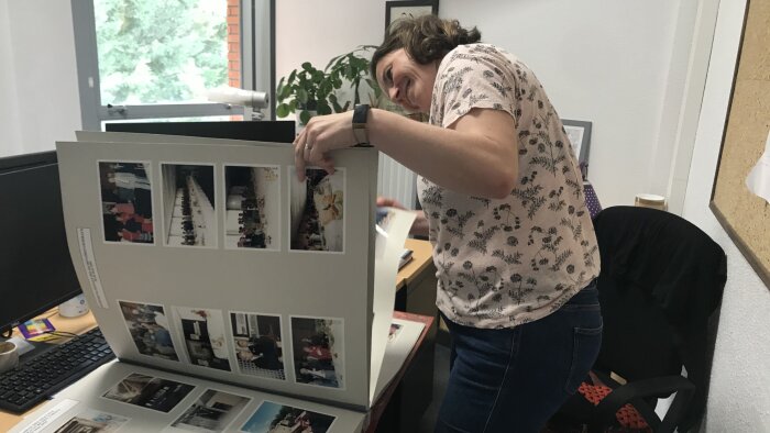 L’archiviste en établissement assure le classement des documents produits par tous les services - © Léa Gerakos
