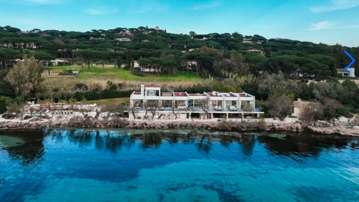 La villa Botanique, un joyau les pieds dans l’eau (Baie des Canoubiers, à Saint-Tropez). - © Duguesclin Notaires