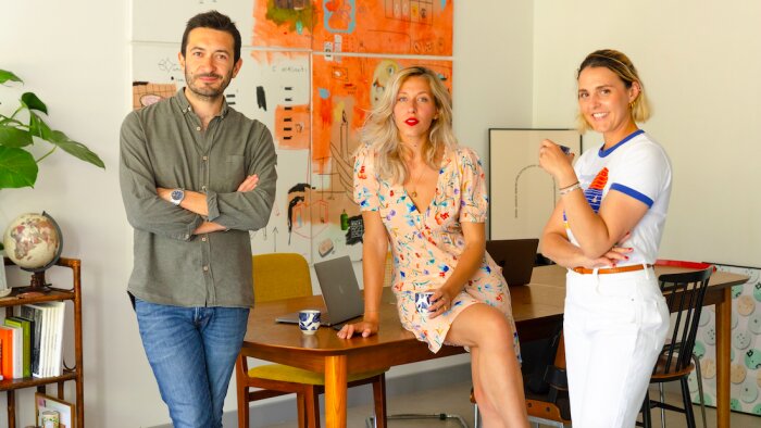Vincent Rovetto et Noémie Sitruk, avec, au centre, Aimy Amar, conseillère immobilière de l’agence - © D.R.