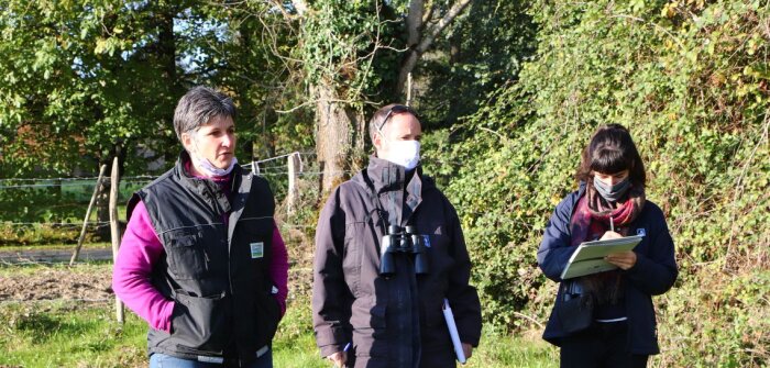 Les visites d’exploitation rassemblent l’agriculteur, la naturaliste de la LPO et un citoyen - © D.R.