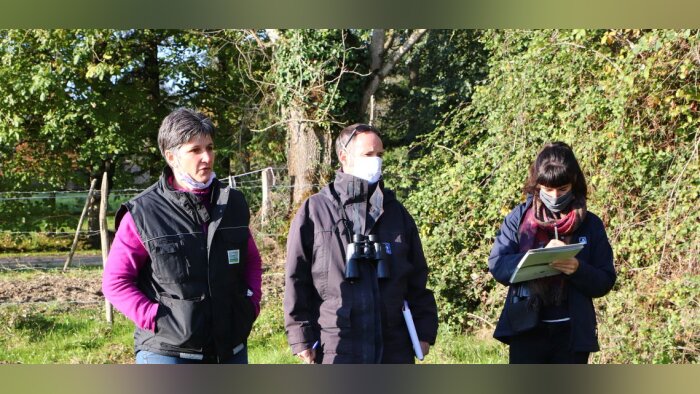 Les visites d’exploitation rassemblent l’agriculteur, la naturaliste de la LPO et un citoyen - © D.R.