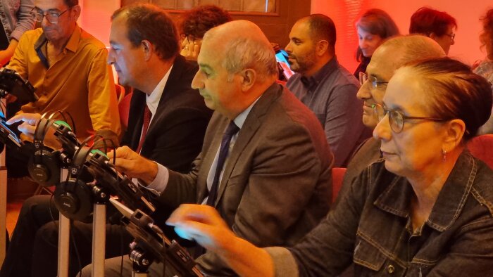 Les élus de  Chasse-sur-Rhône testent les tablettes de la Micro-Folie. - © Ville de Chasse-sur-Rhône