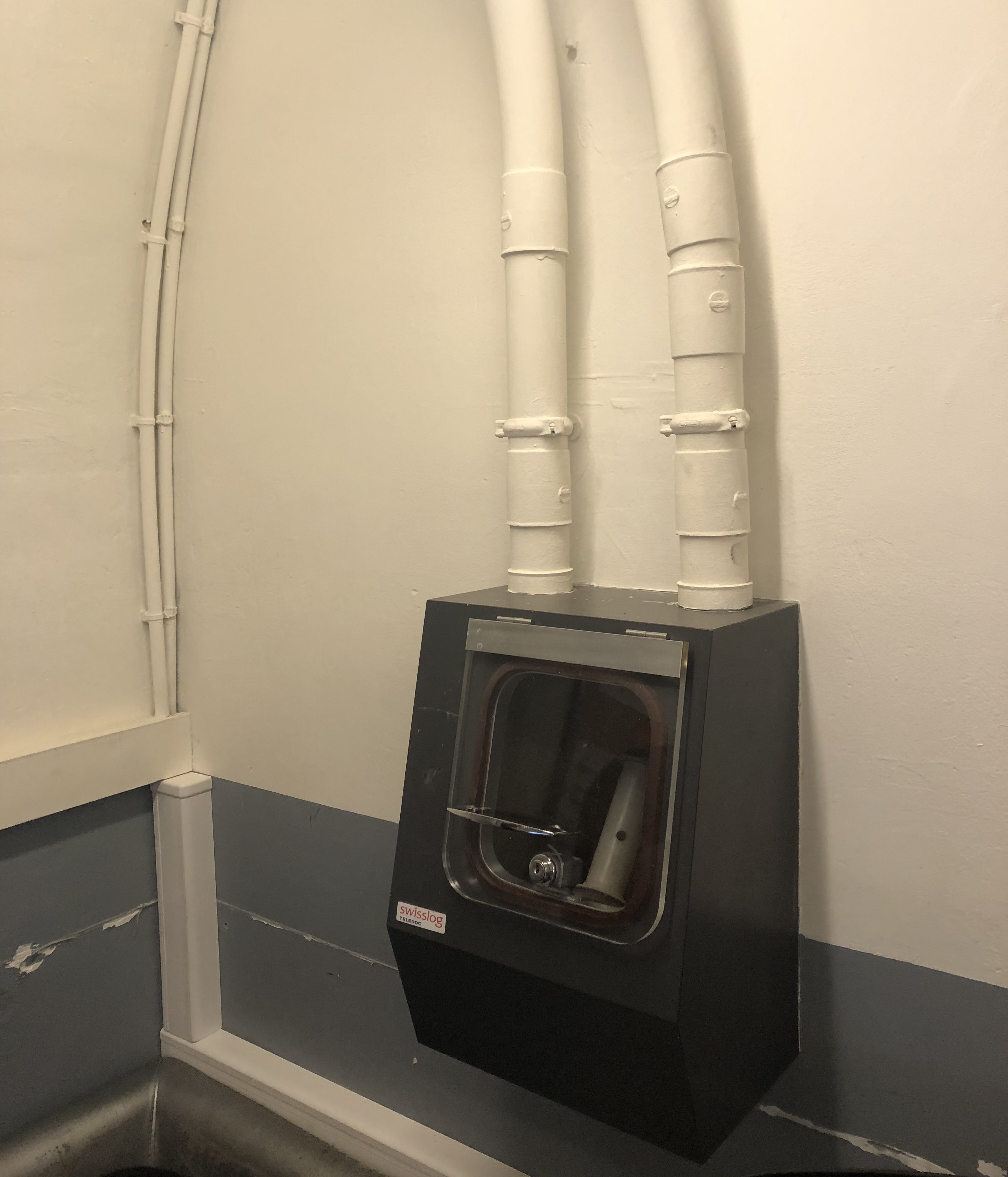 Le tube contenant un message est déplacé par la force de la pression. - © Marine Dessaux