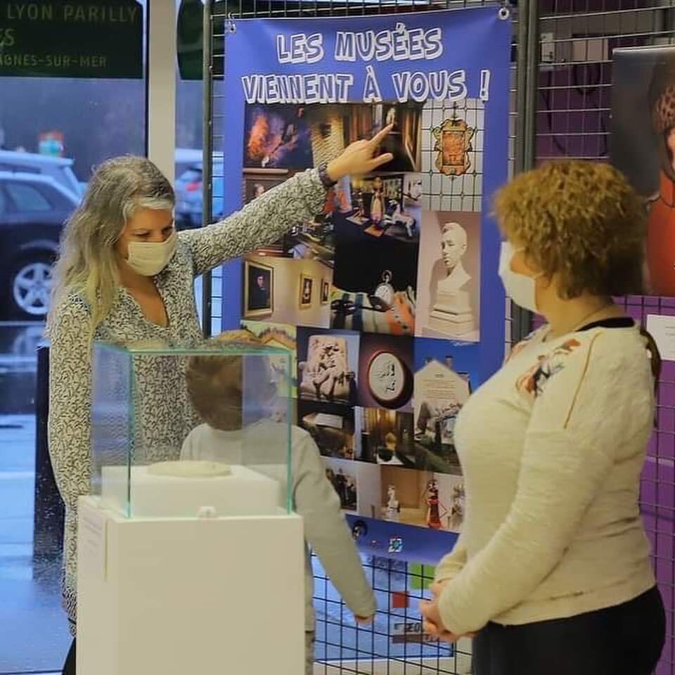 Une médiation culturelle personnalisée lors de la présentation d’objets à l’Intermarché.  - © Ville de Charlevilles-Mézières