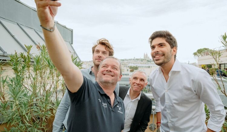 Derrière Frank Ribuot (Président, Randstad France) de gauche à droite : Pierre Mugnier (Side), Christophe Montagnon (CDO, Randstad France) et David Benzaken (Side) - © Rémi Barthas