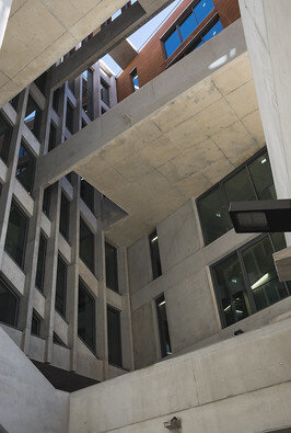 Trois ailes identiques faites de béton structurent le bâtiment. - © Olivier Colombe