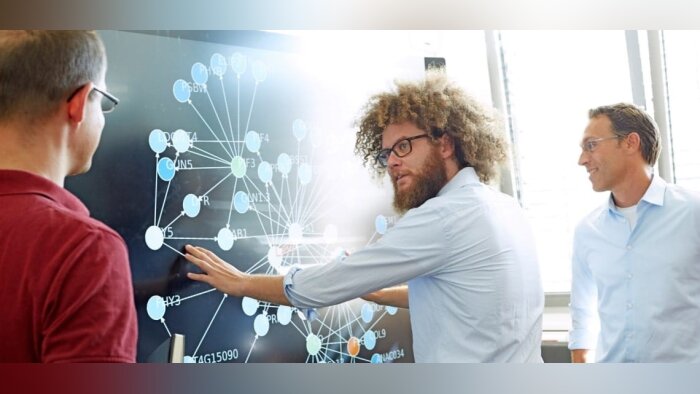 Au centre, Dr. Sebastian Klie, PDG de Targenomix, startup allemande de biotechnologie que Bayer vien - © D.R.