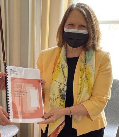 Françoise Moulin-Civil remettant son rapport à Frédérique Vidal - © @VidalFrederique