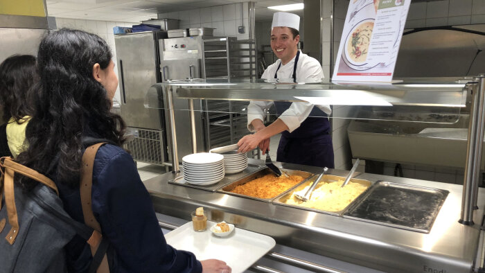 Le chef itinérant, Jean Covillault, s’est glissé dans la peau d’un chef Crous pour une journée. - © CM/M.Dessaux
