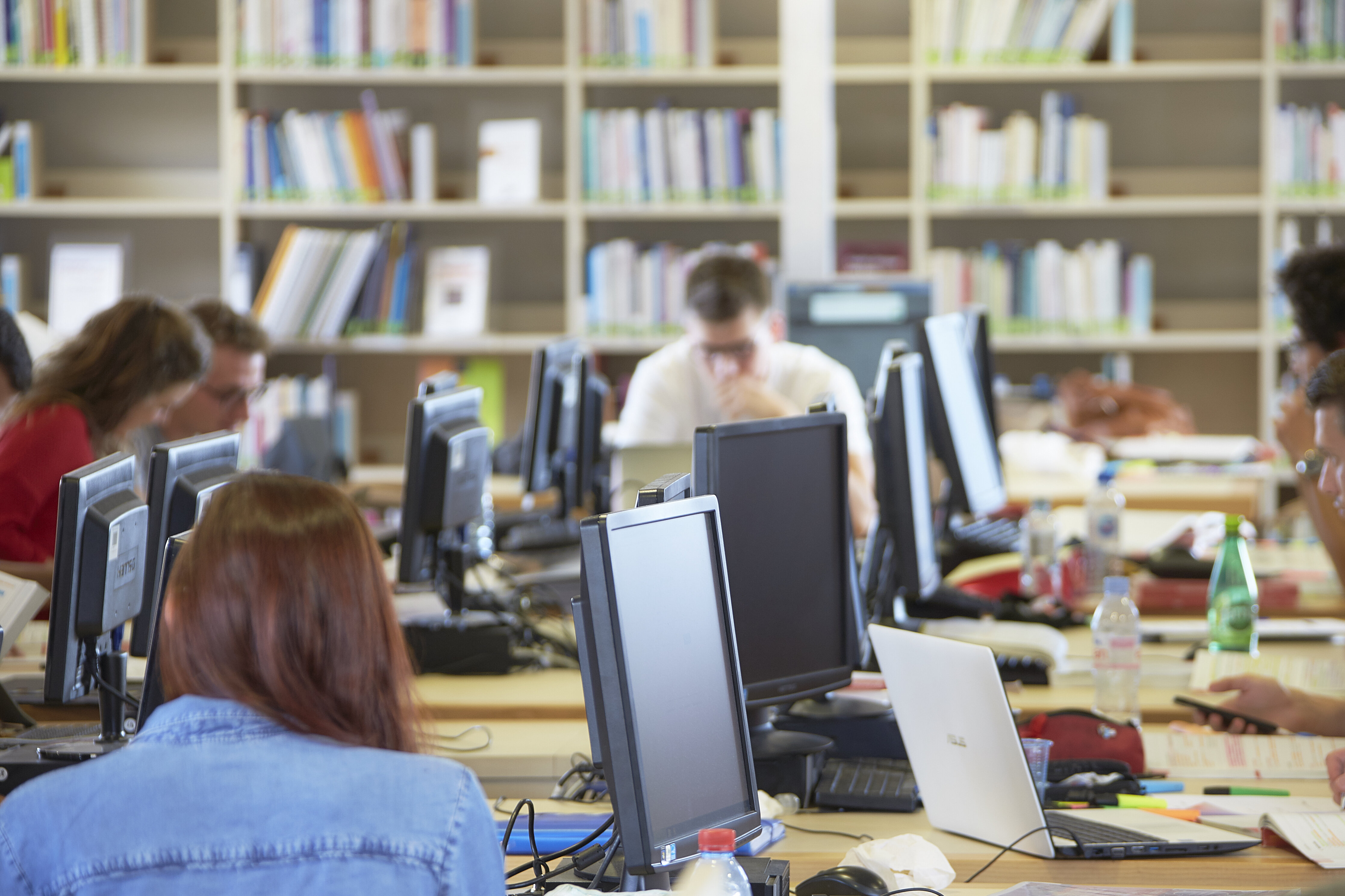 Étudiants en bibliothèque - © Conférence des présidents d’université - Université de Franche-Comté