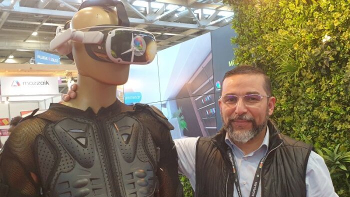 Abdoul Benamer, CEO d’i-Oasis, avec sa combinaison haptique (stand Salon Solutions RH 2025) - © D.R.