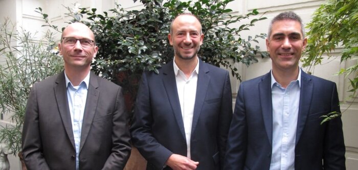 Sylvain Nowakowski, directeur marketing d’Adama France, Simon Cheylan, directeur général, et Romain - © D.R.