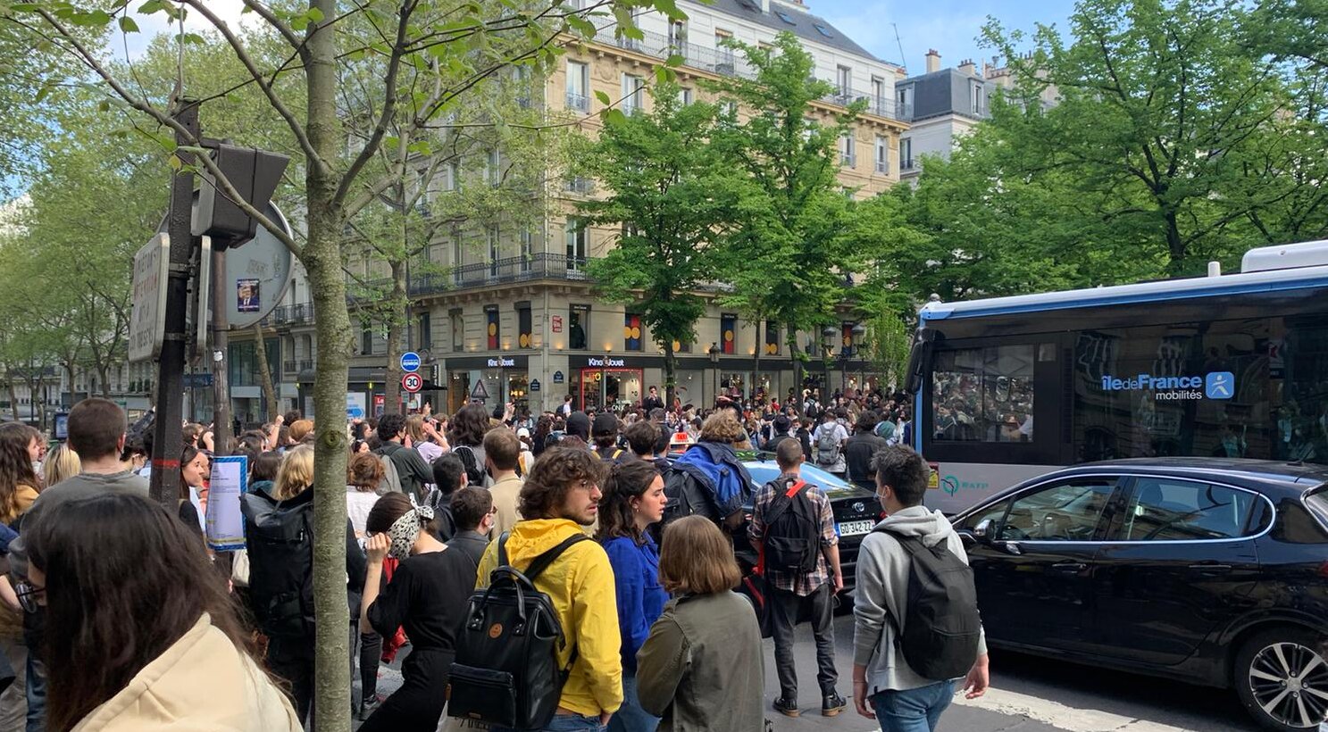 Les manifestants bloquent le boulevard Saint-Michel. - © Enora Abry