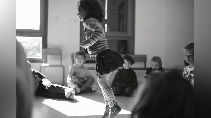 Une rencontre entre EHPAD et maternelle organisée par le Collectif VRAC à Saint-Félicien (Ardèche). - © Magali Stora