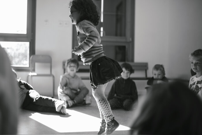 Une rencontre entre EHPAD et maternelle organisée par le Collectif VRAC à Saint-Félicien (Ardèche). - © Magali Stora