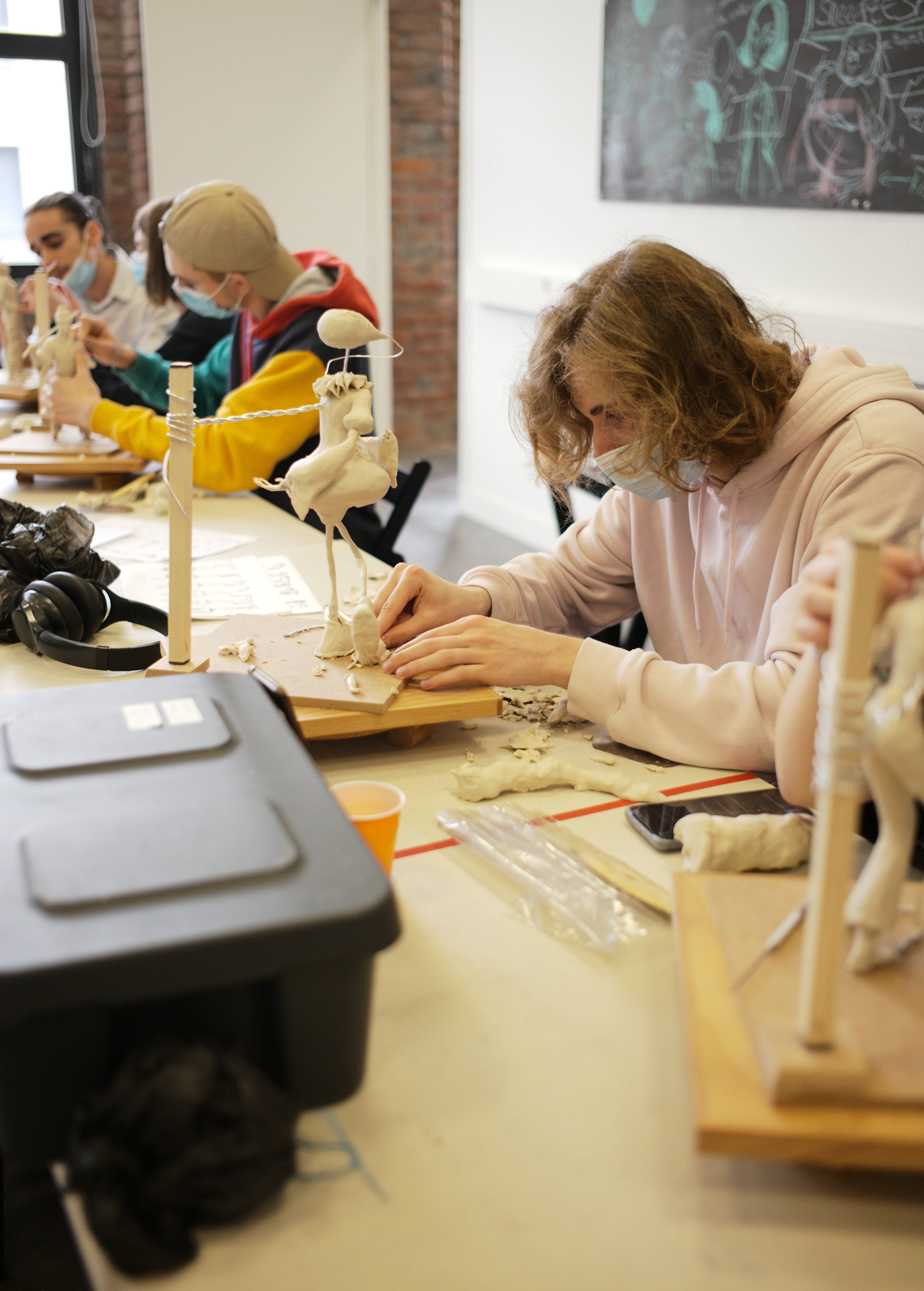Les étudiants apprennent les bases de l’animation en s’initiant à la sculpture - © Marine Dessaux