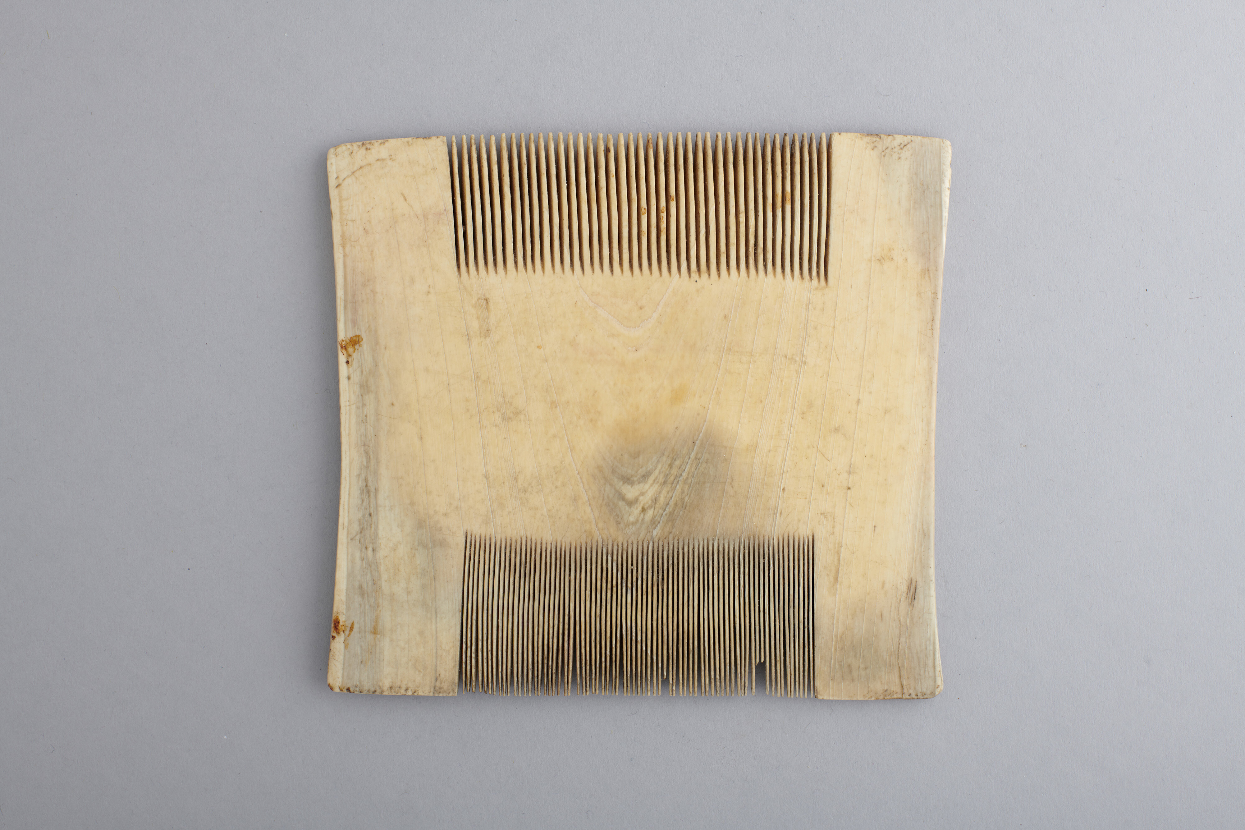 Le peigne liturgique de Thomas Becket (XIIe siècle, ivoire, 14 x 12 cm)  - © Thierry Ollivier