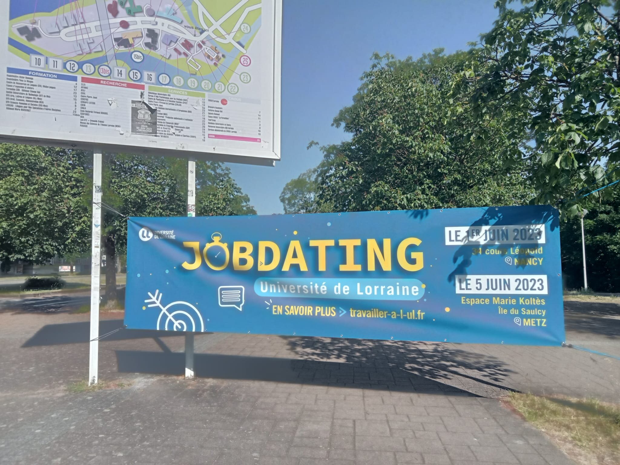 De larges banderoles et affiches sur le campus de l’université annoncent l’événement. - © IC / Campus Matin