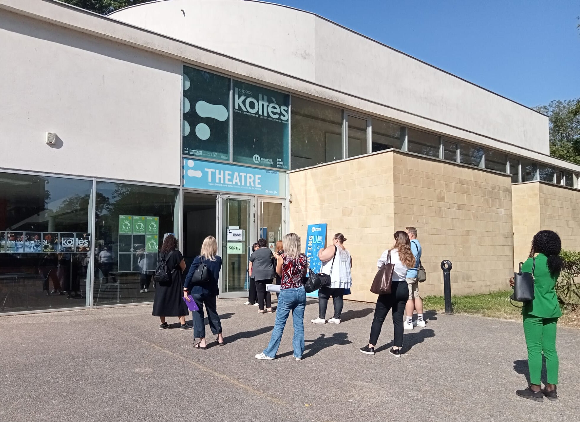 Une vingtaine de personnes patientent avant l’ouverture des portes du jobdating ce 5 juin. - © IC / Campus Matin