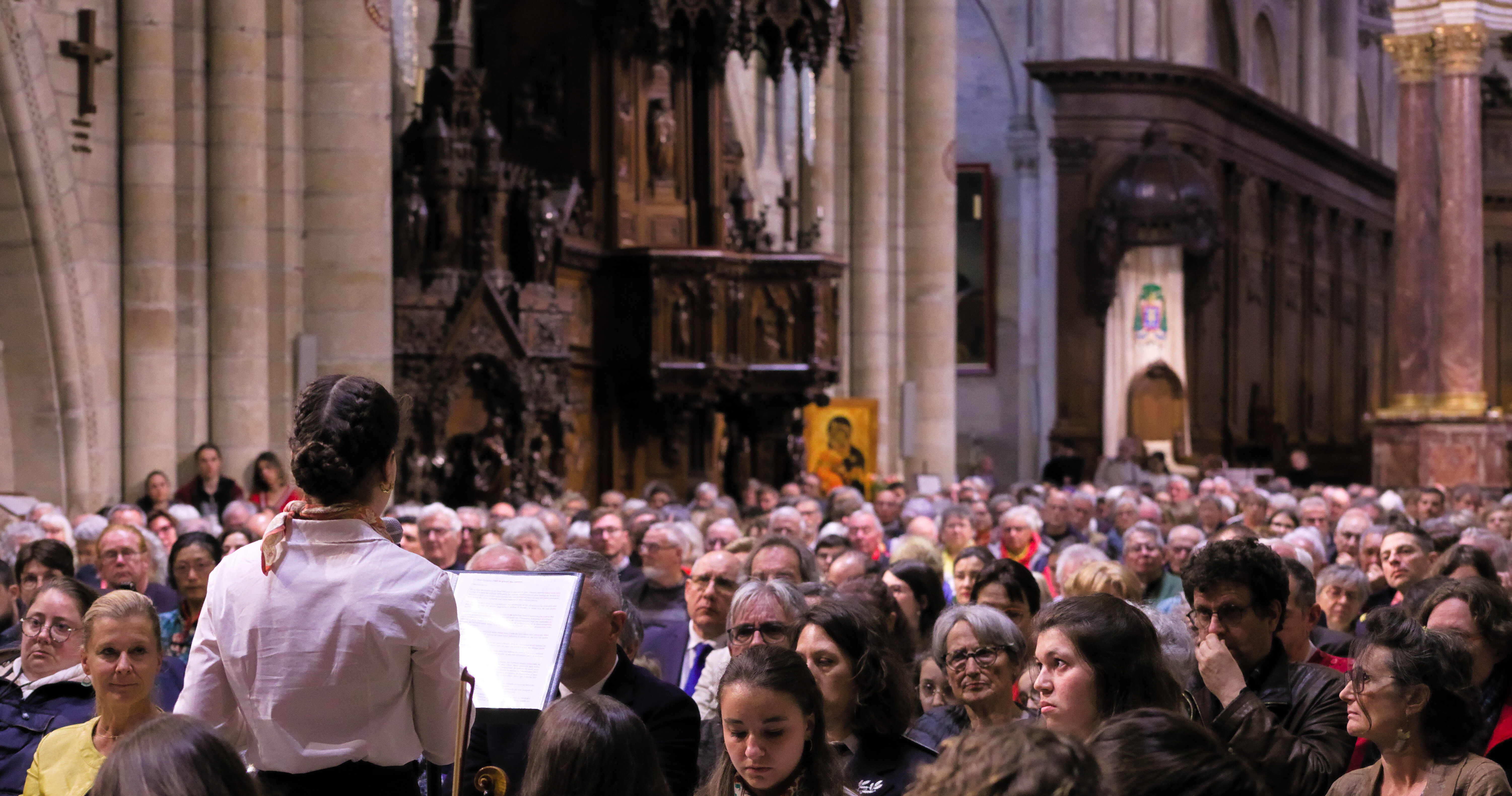 Des étudiants formés à l’éloquence ont lu un texte devant une centaine de personnes à la cathédrale d’Angers, le 8 mai 2024. - © Institut de France-France Mémoire-H&K, Comédie Française et Pierre-Jean Divet-PJ Fixez l’Objectif