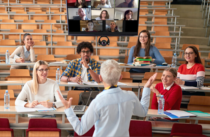 Le démarrage « one−touch » (écran tactile de contrôle) permet notamment de faciliter les usages. - © Kramer