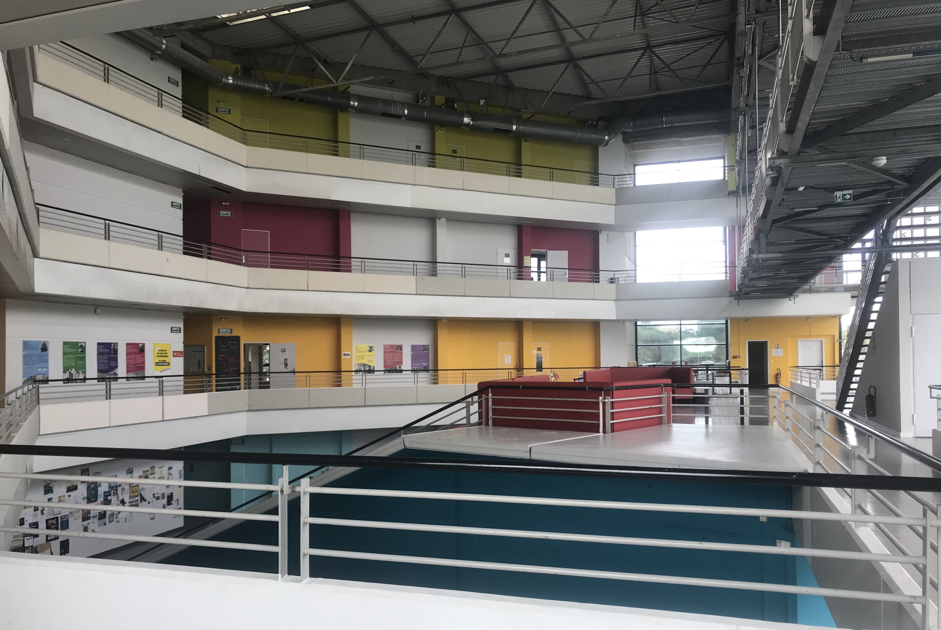L’arche abrite des salles de cours, des amphithéâtres, des salles de repos et bureaux d’administratifs - © Léa Gerakos