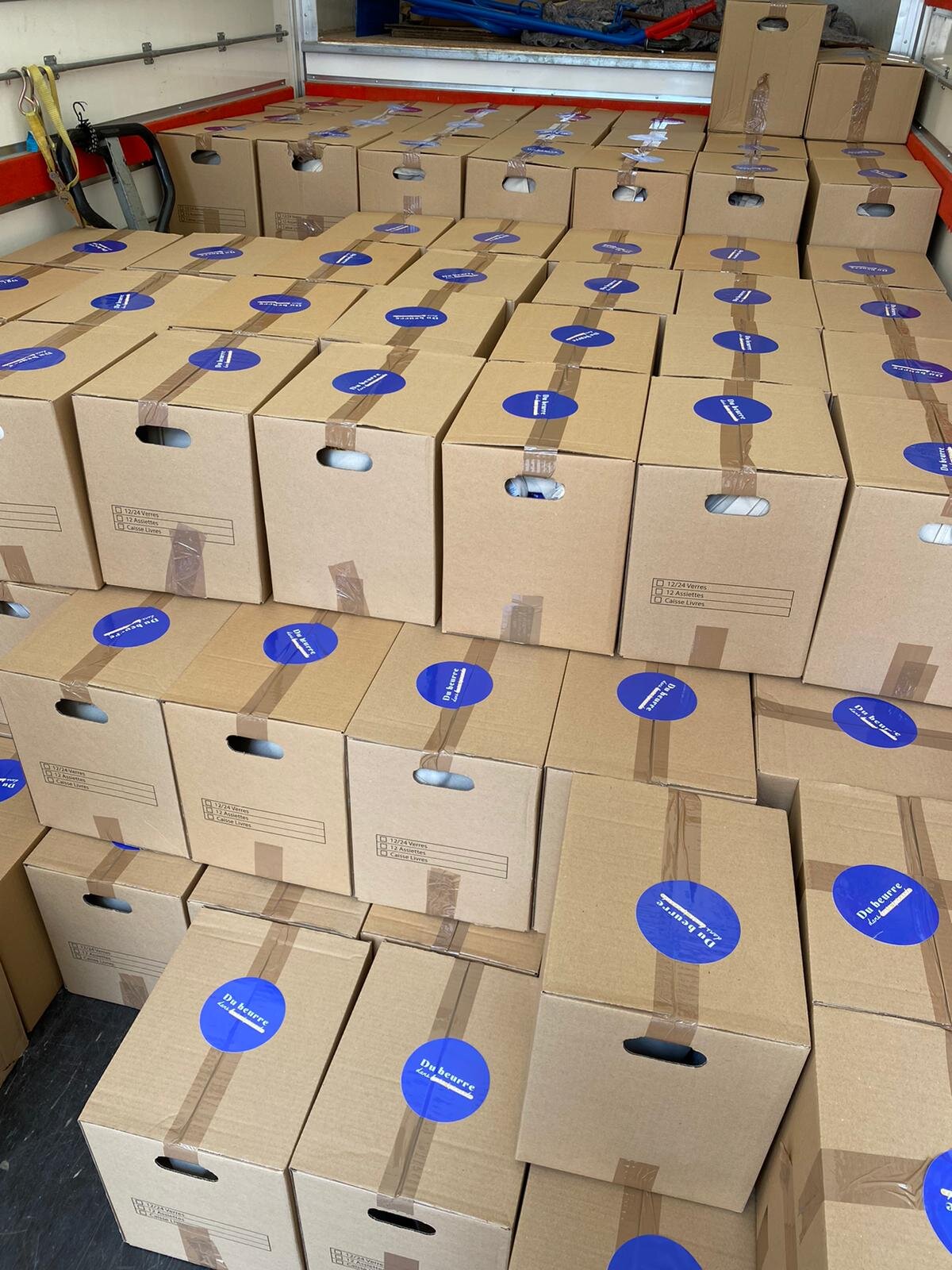 Colis d’objets de première nécessité - © Du beurre dans leurs épinards
