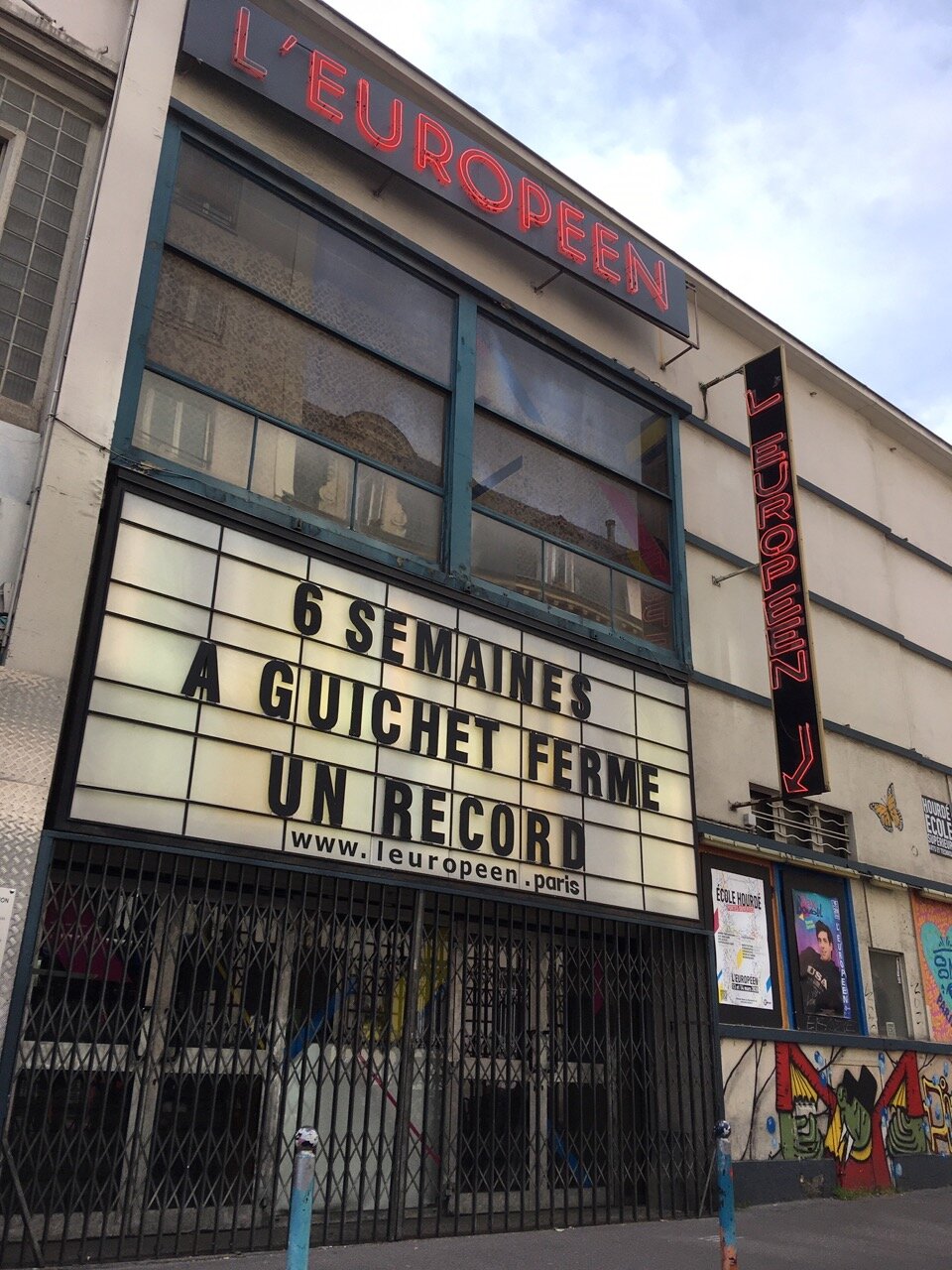 Messages humoristiques sur la façade de l’Européen pendant le confinement - © D.R.