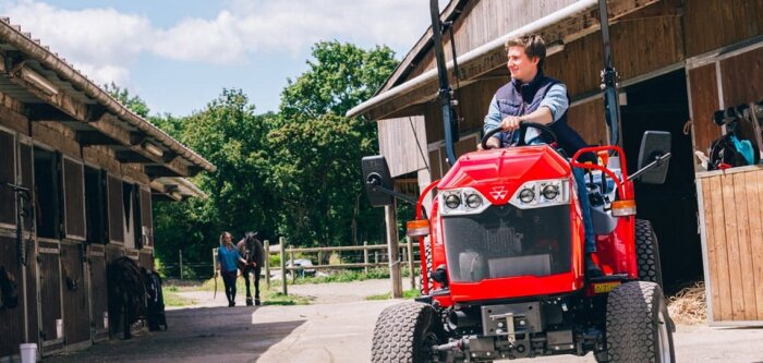 La nouvelle série Massey Ferguson MF 1700 M offre des dimensions compactes et des performances élevées
