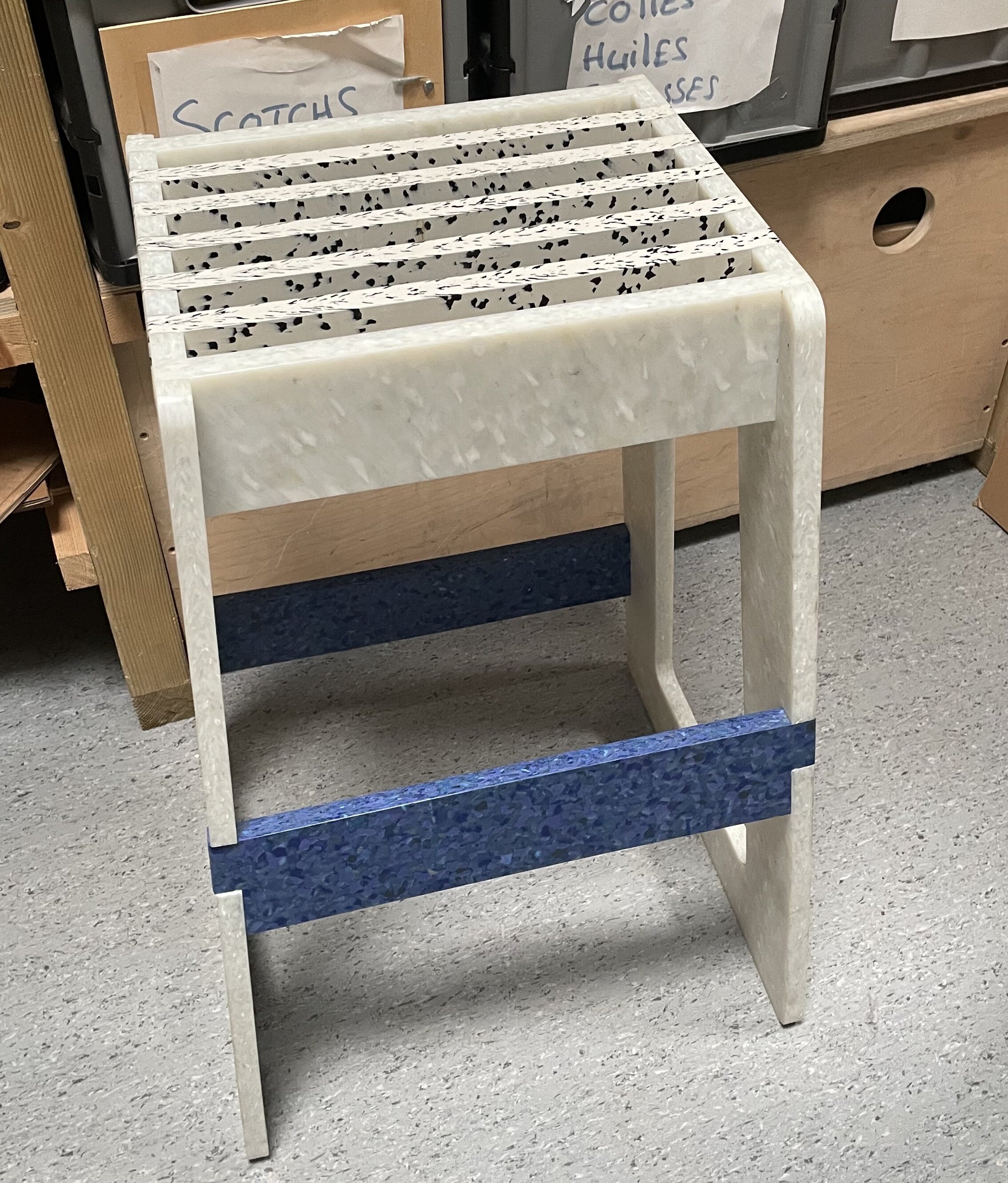 Le plastique recyclé permet notamment de construire des tabourets hauts. - © Campus Matin