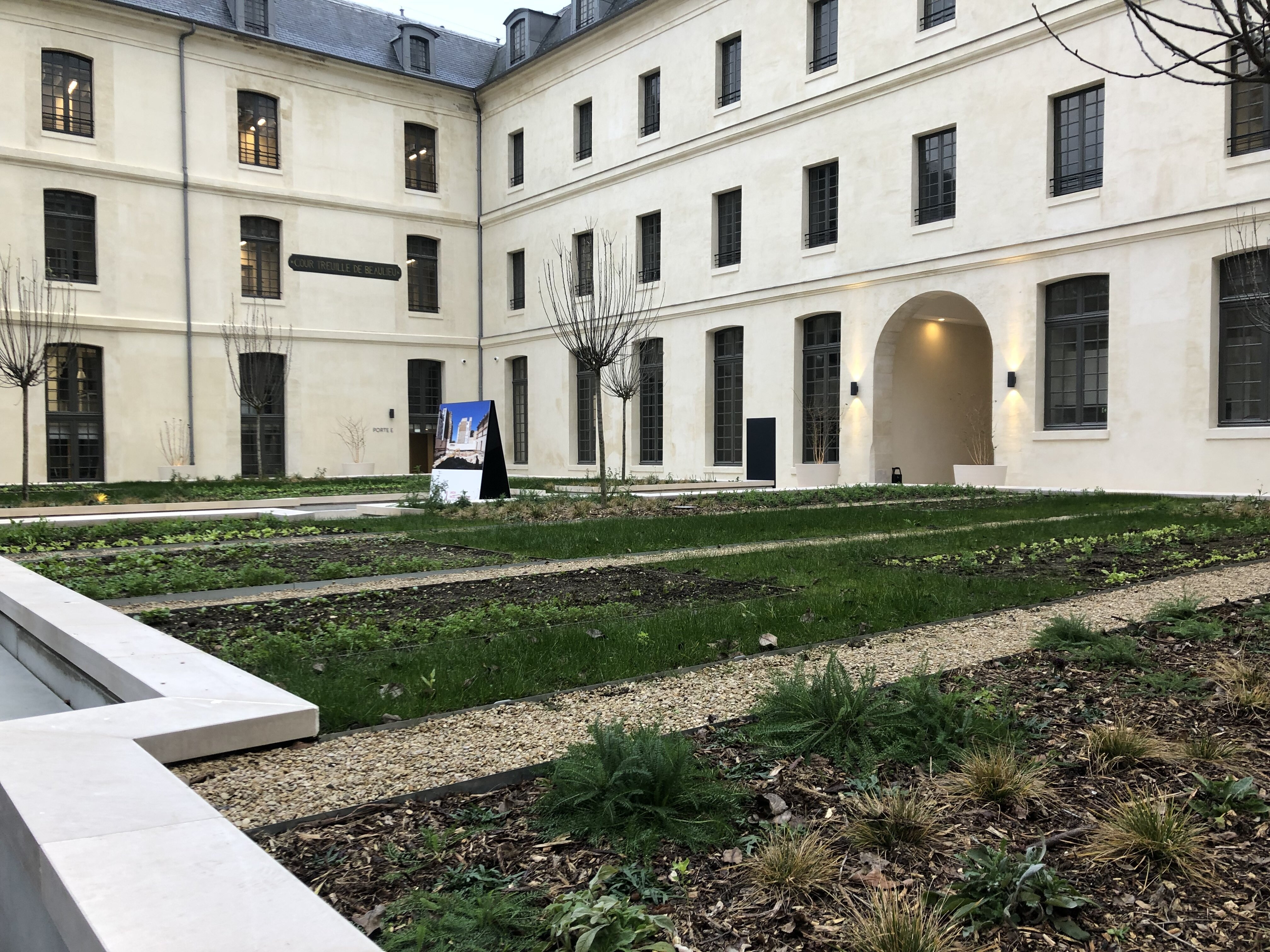 Cour Rachel Lambert Mellon, pourvue d’un potager participatif - © Enora Abry