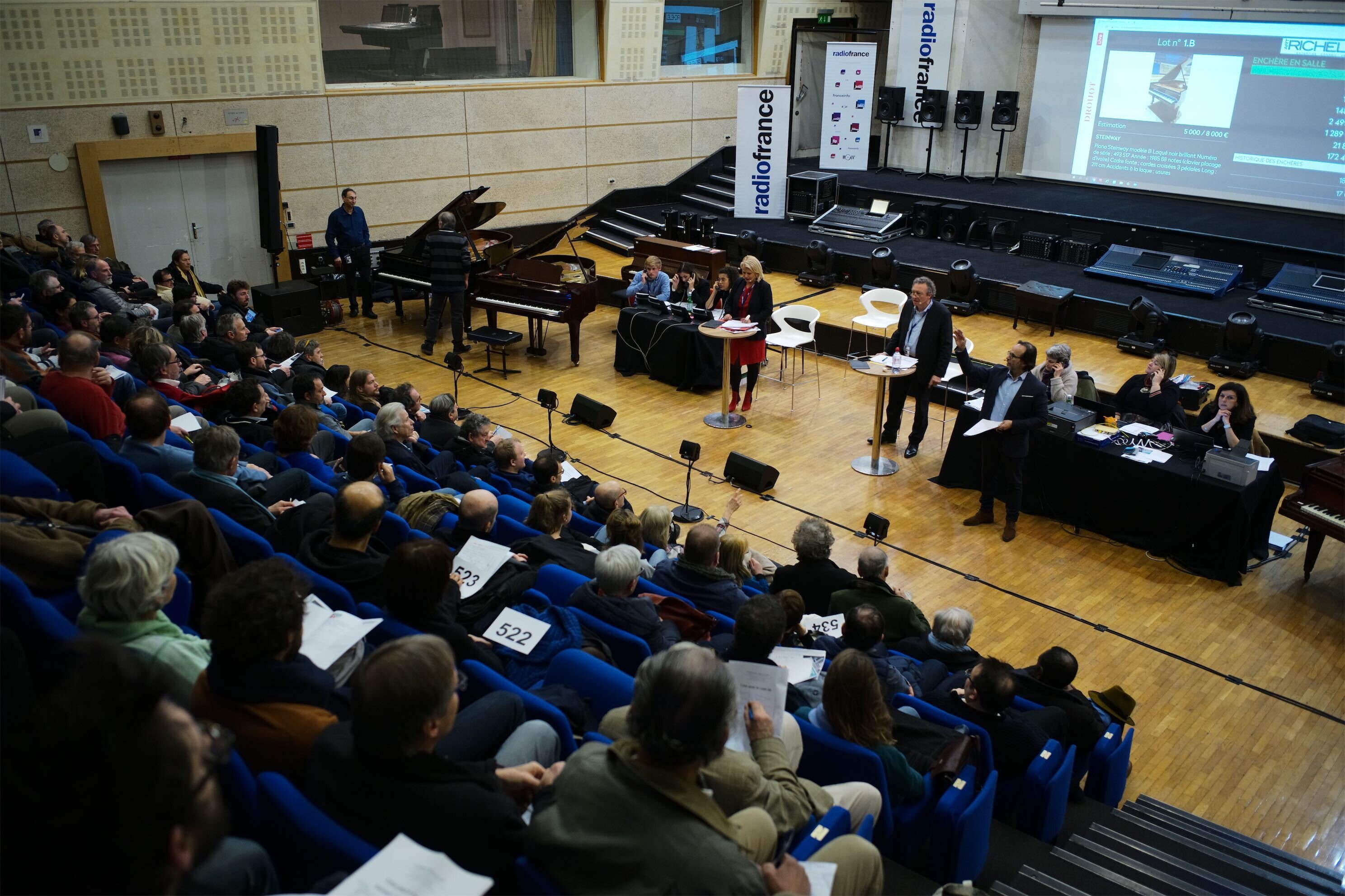 Vente aux enchères chez Radio France - © Christophe Abramowitz (Radio France)