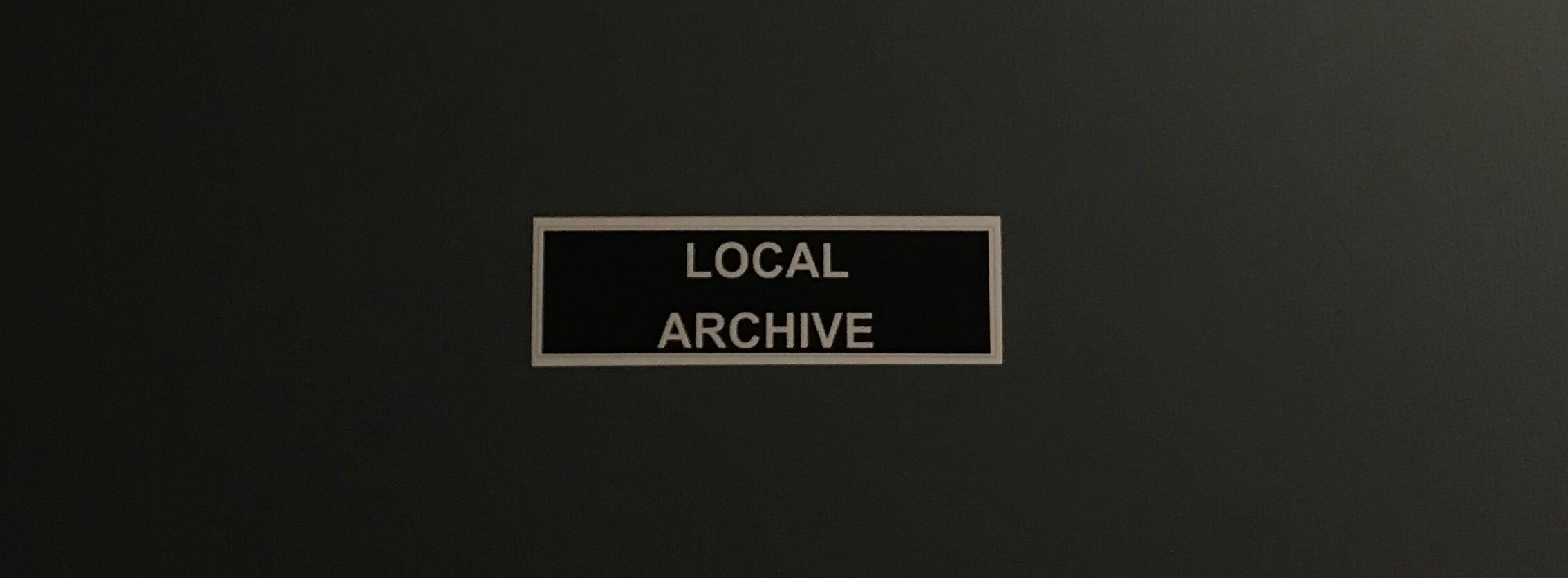 Ce sont dans les sous-sols de l’établissement que les différentes salles d’archives se trouvent - © Léa Gerakos