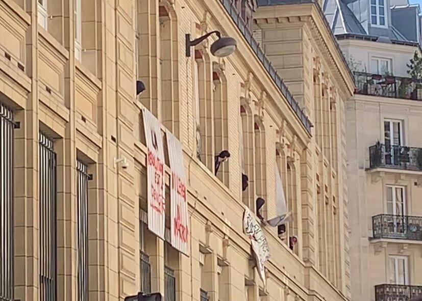 Sur une des banderoles, est inscrit « la révolution est un devoir ». - © Enora Abry