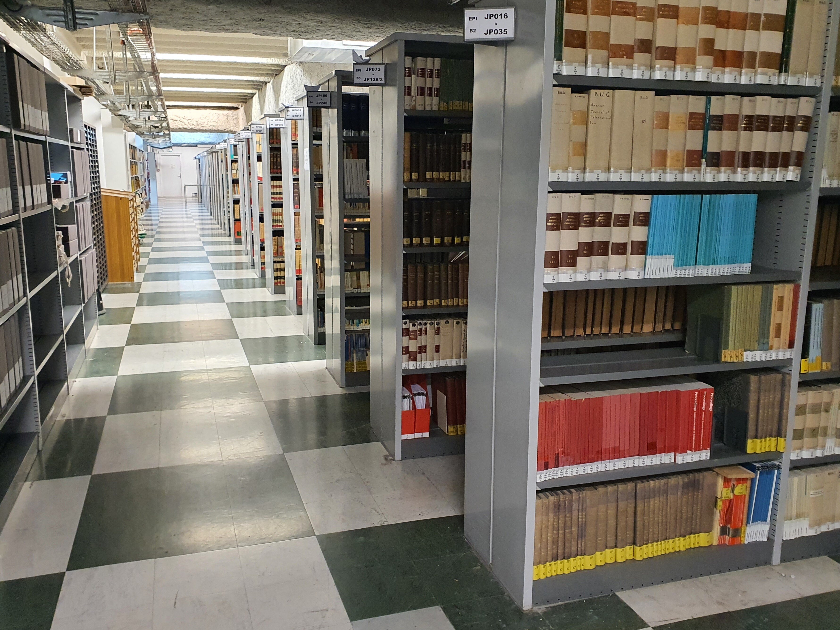 Magasin de la BU de droit et de lettres de l’UGA - © Marine Dessaux