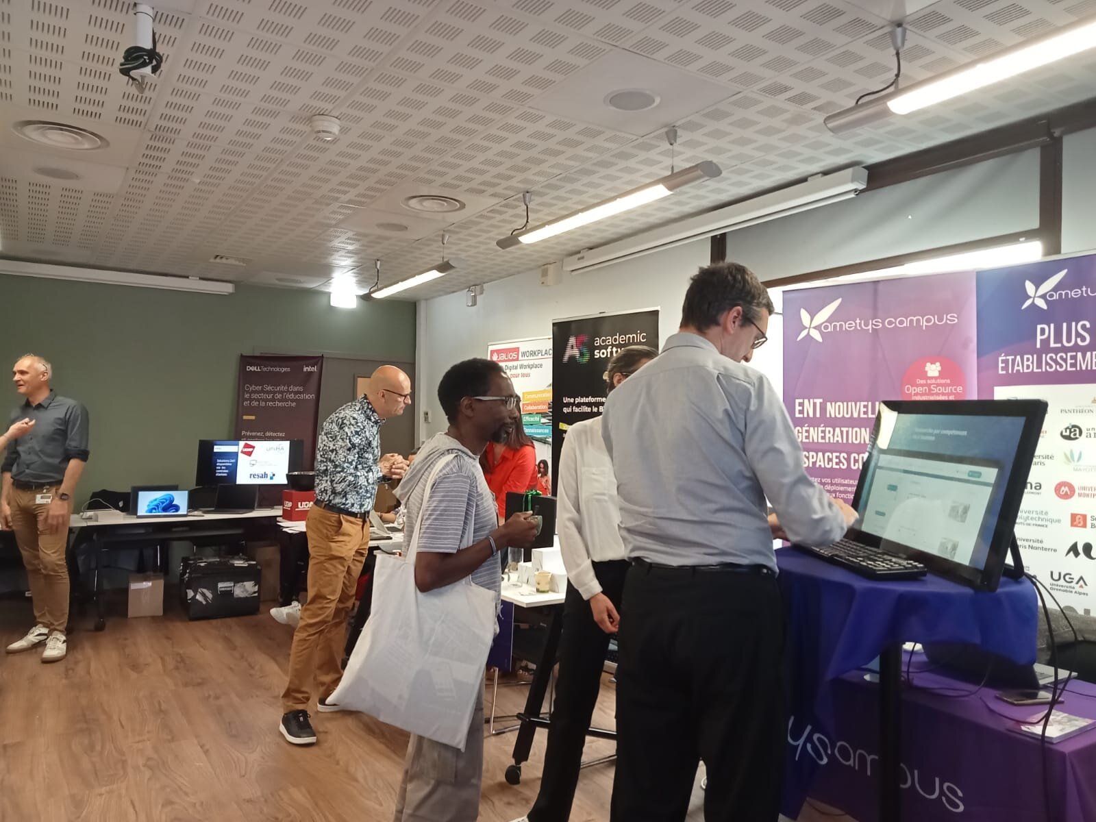 Une vingtaine d’entreprises triées sur le volet tiennent un stand aux Assises du Csiesr. - © IC / Campus Matin