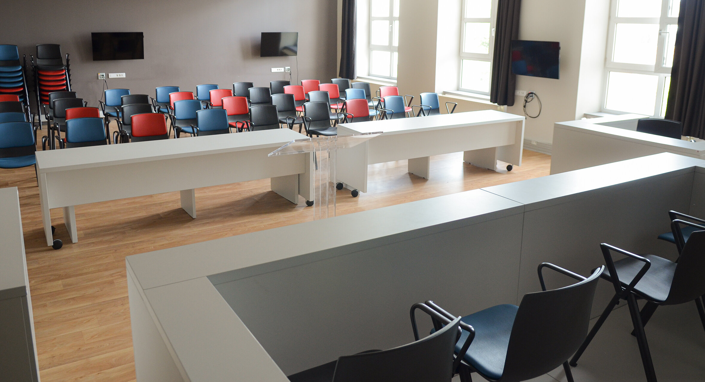 La salle de procès simulé de l’Université de Lille peut également être transformée en espace de travail collaboratif. - © Université de Lille-FSJPS