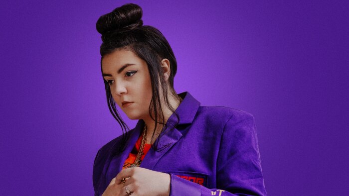 Hoshi, artiste-phare du roster Caramba, en tournée cet été. - © Caramba