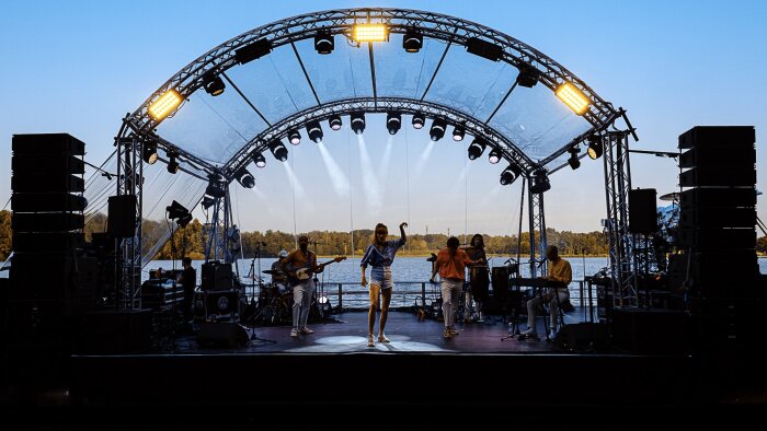 Le groupe Catastrophe sur la scène flottante du festival. - © Victorien Del Tatto