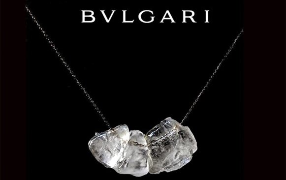 Une fausse campagne pour des bijoux de luxe utilisait des glaçons au lieu de diamants pour symboliser la rareté de l’eau potable. - © ESCP