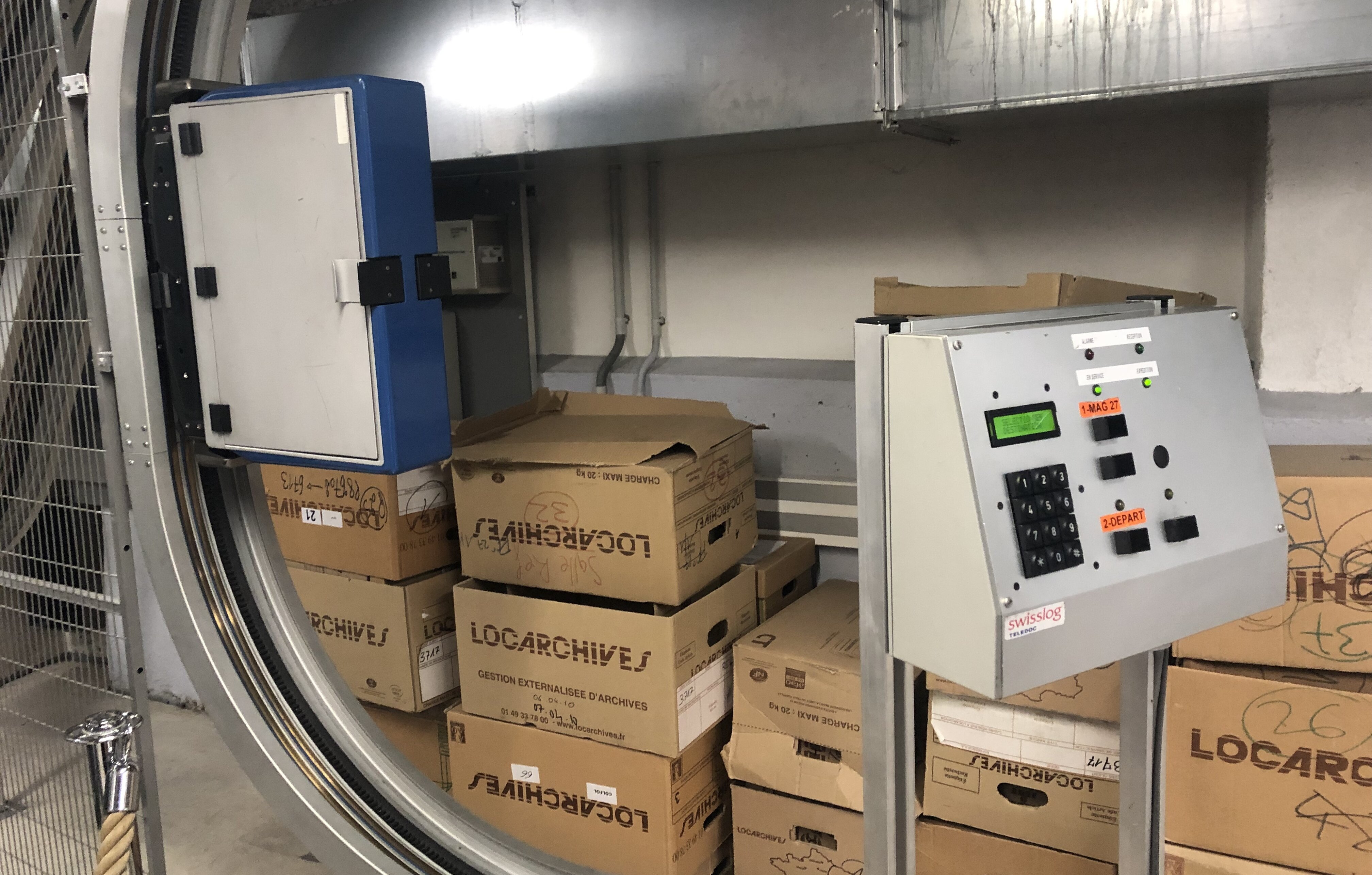 Les livres sont placés dans un bac qui se déplace sur un rail. - © M. Dessaux