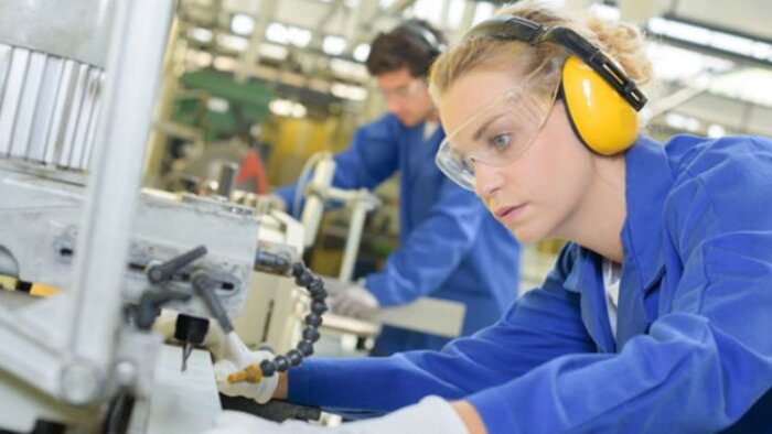 Egalité femmes-hommes dans l’industrie : le guide des bonnes pratiques RH - © Pole emploi