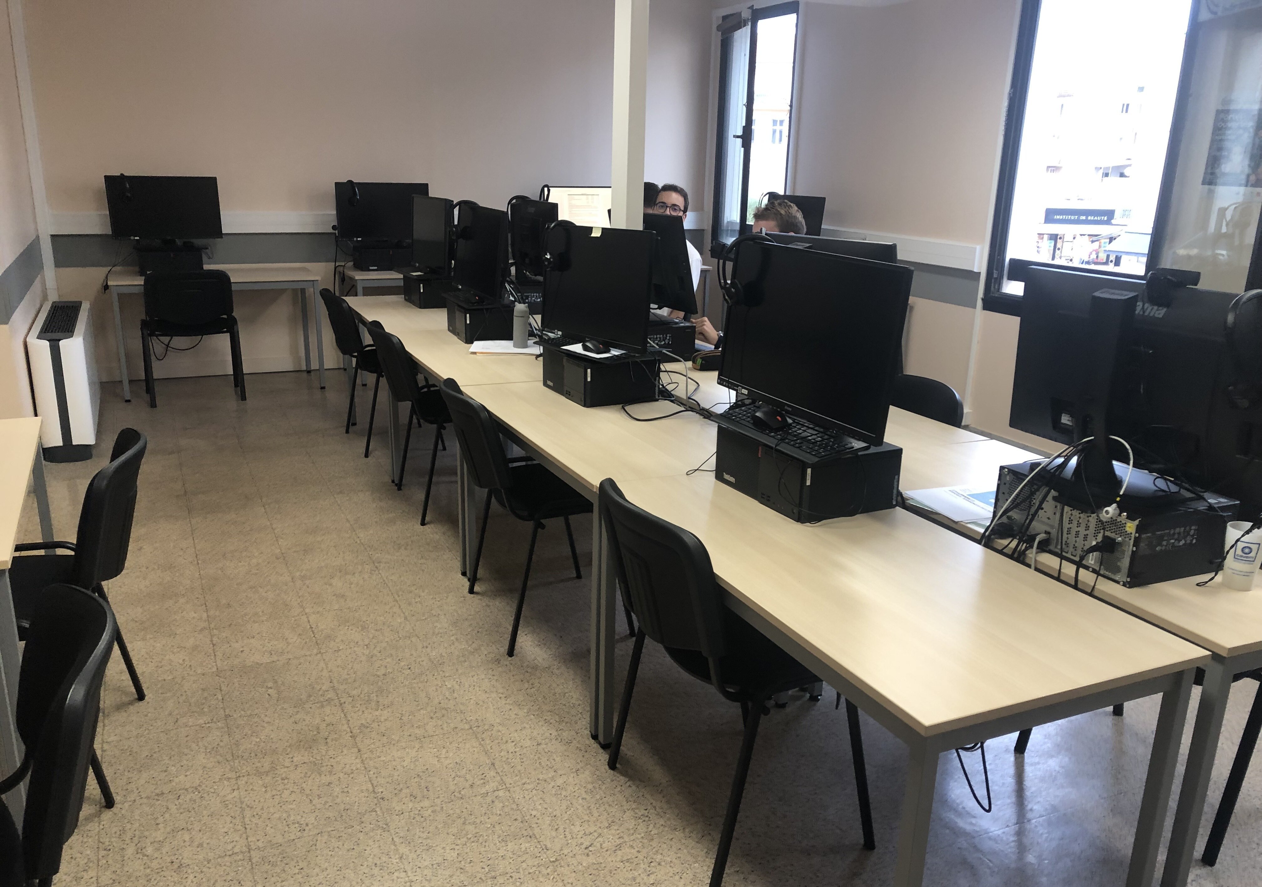 Plusieurs types de places : avec postes fixes et pour portables. - © Marine Dessaux