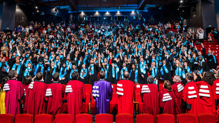 Clou de la cérémonie : les docteurs bordelais lancent leur mortier devant l’équipe professorale. - © Gautier Dufau|GDPHOTOS